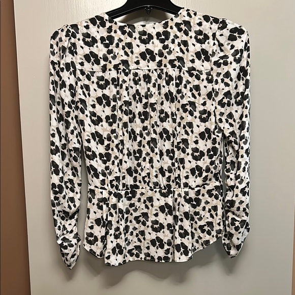 Chic Black and White Cuffed Sleeve Blouse with Crew Neck and Long Sleeves - Picture 3 of 3